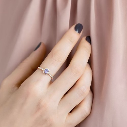 Joyce Wu Handmade Jewelry 天然橢圓形紫色剛玉 微鑲鑽石 純 18K 金戒指 | 客製手工