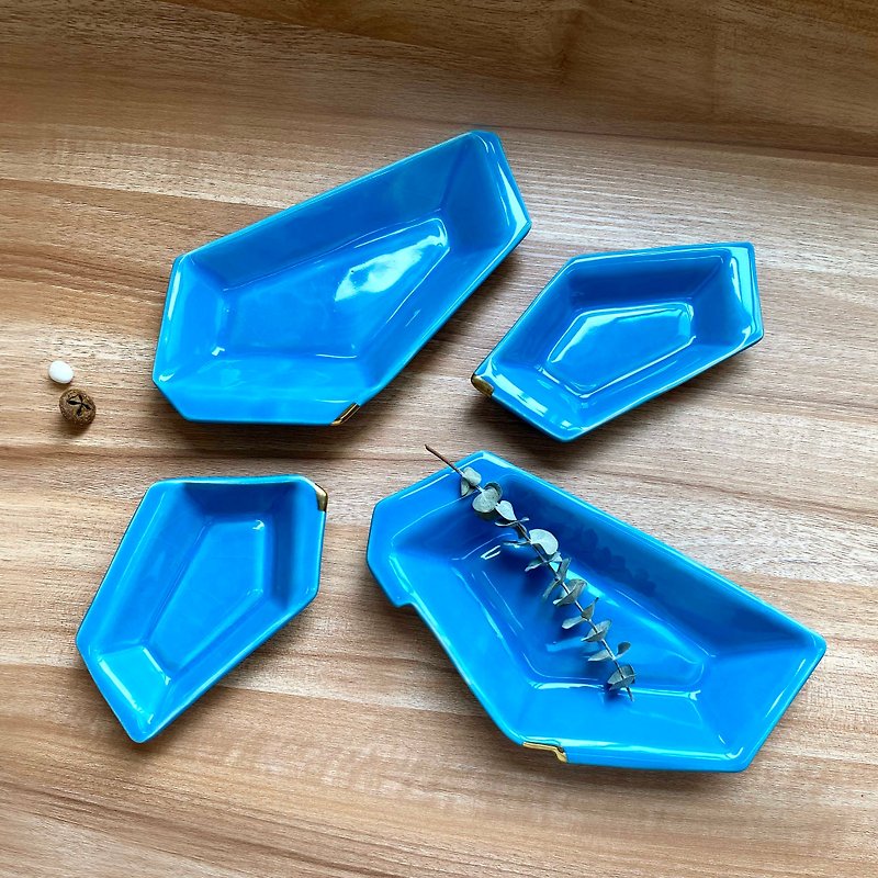 【餐桌上的幾何-水藍特別款】餐盤 飾品盤 手作 陶器 母親節禮物 - 盤子/餐盤/盤架 - 陶 藍色