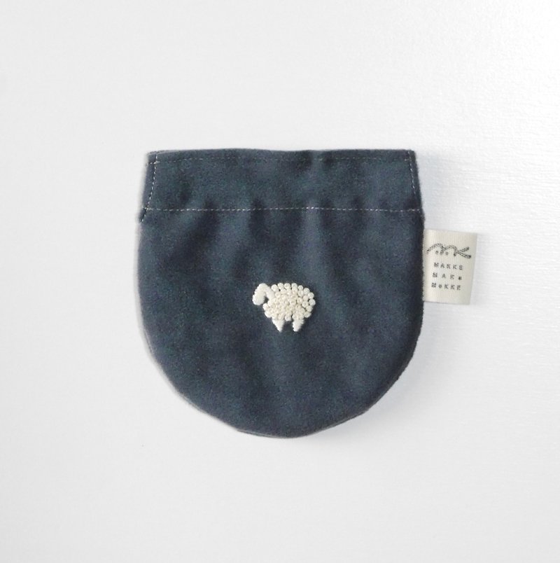 Embroidered suede pouch sheep - กระเป๋าเครื่องสำอาง - เส้นใยสังเคราะห์ สีเทา