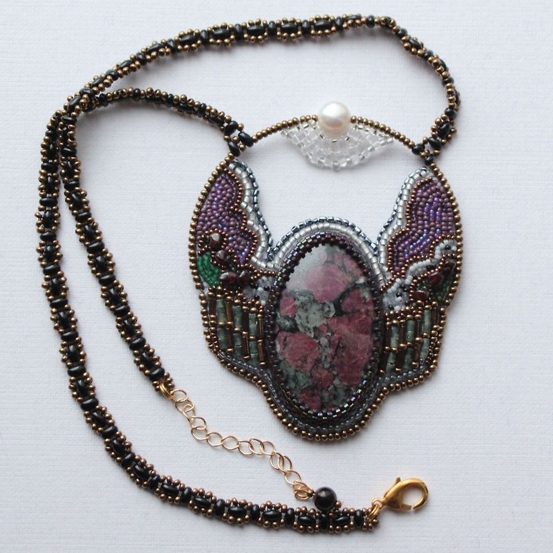 Embroidered necklace Eudialyte pendant beaded necklace moon garden pendant - สร้อยคอ - เครื่องเพชรพลอย สีดำ