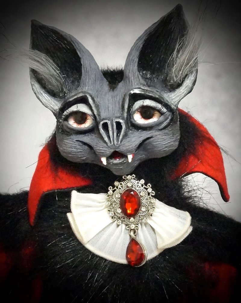 德古拉伯爵是一款手工制作的毛绒玩具   蝙蝠    吸血鬼 - 公仔模型 - 其他材質 紅色