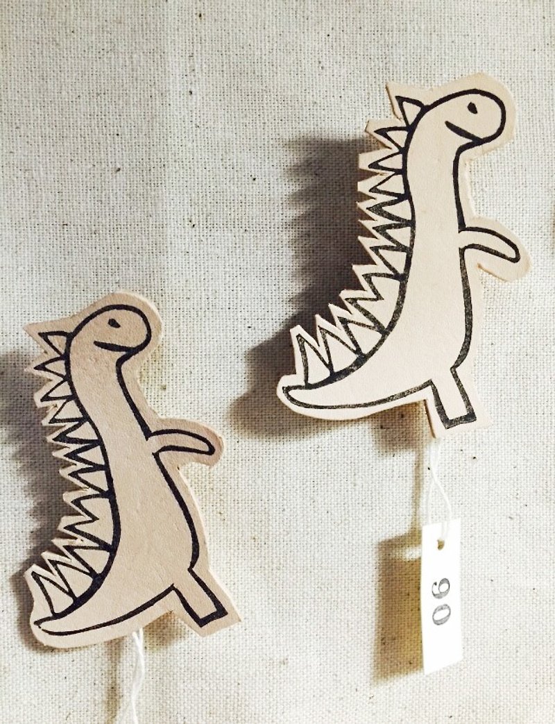 It is a dinosaur handmade leather pin - เข็มกลัด - หนังแท้ 