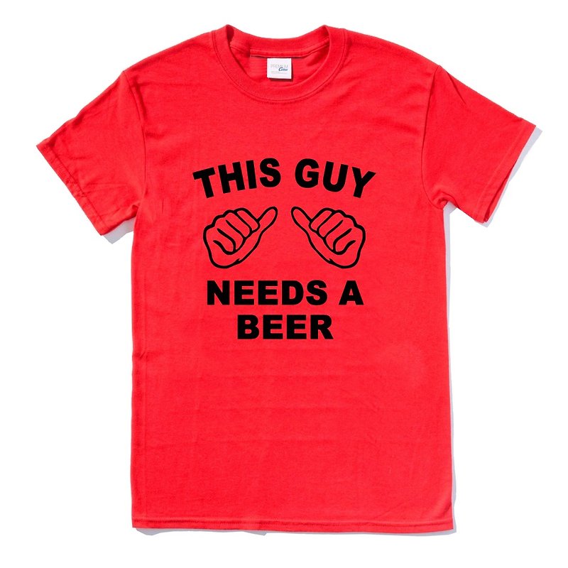 THIS GUY NEEDSBEER半袖Tシャツ赤この男はビールが必要です楽しいパーティーギフトデザインテキスト - Tシャツ メンズ - コットン・麻 レッド