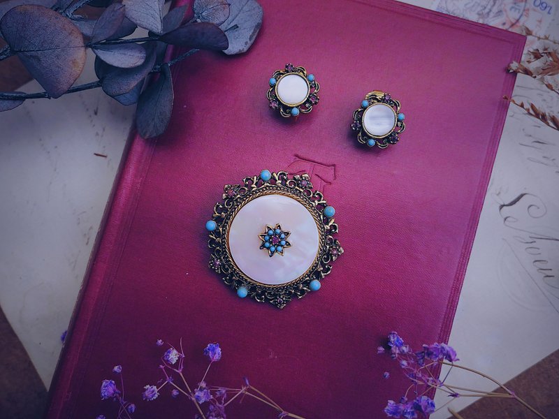 ART Feminist Jewelry Revival Style Mother-of-Pearl Brooch Earrings - American Antique Jewelry Vintage - เข็มกลัด - โลหะ 