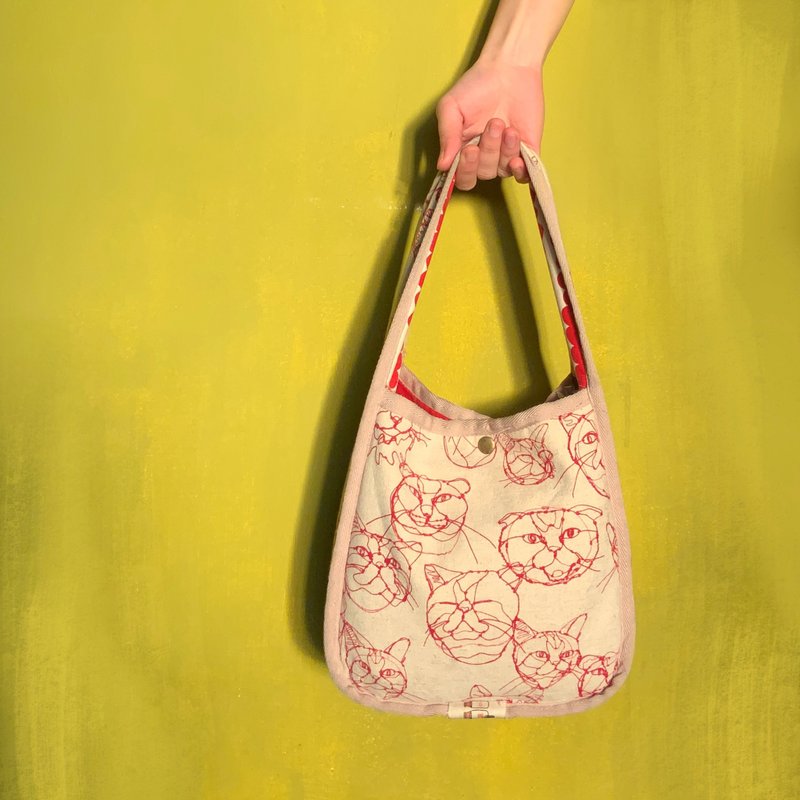 Line Drawing Cat Portrait Tote Bag - กระเป๋าถือ - ผ้าฝ้าย/ผ้าลินิน หลากหลายสี