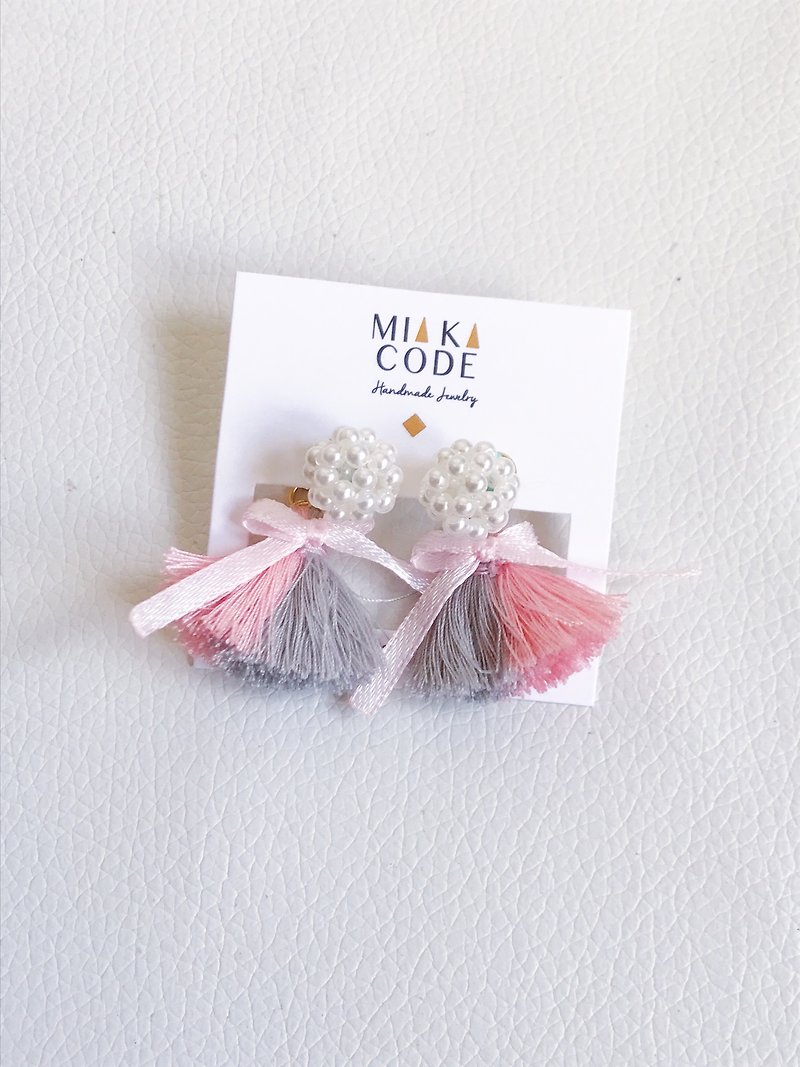Handmade beaded bow tassel (pink gray) Japanese anti-allergic ear acupuncture/ Clip-On - ต่างหู - วัสดุอื่นๆ หลากหลายสี