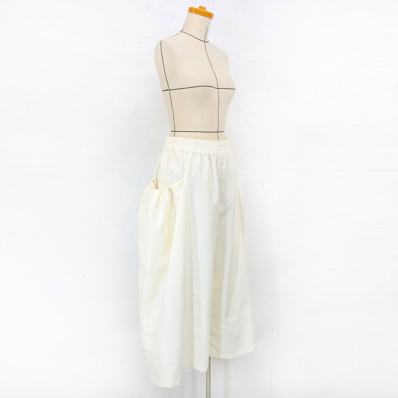 Aman No.9 白色抓皺口袋澎澎褲 - 女長褲 - 其他人造纖維 