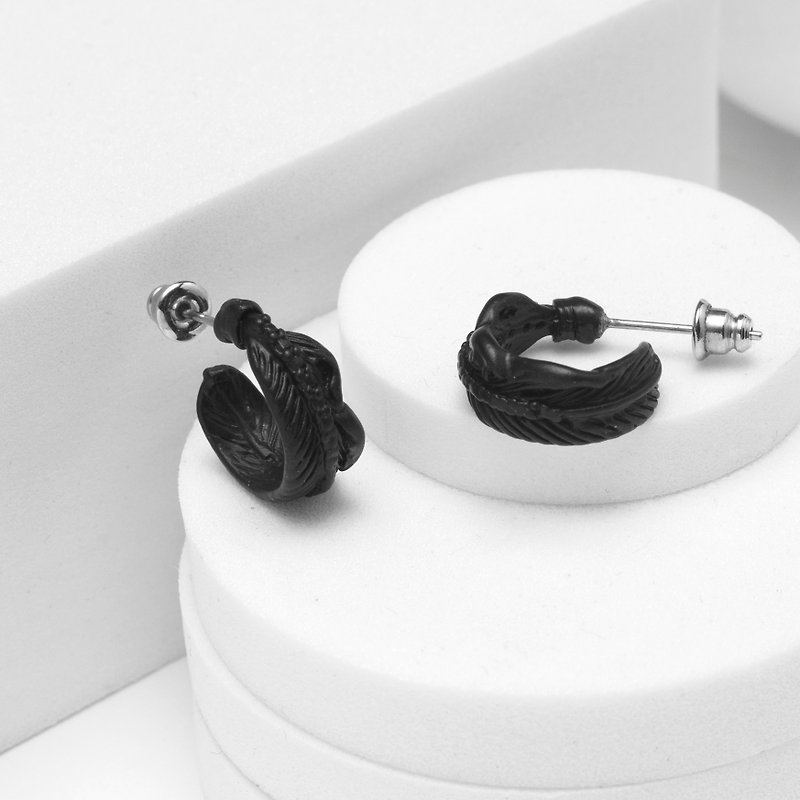 Small feather ring earrings Feather Loop Earring (fog black) - ต่างหู - โลหะ สีดำ