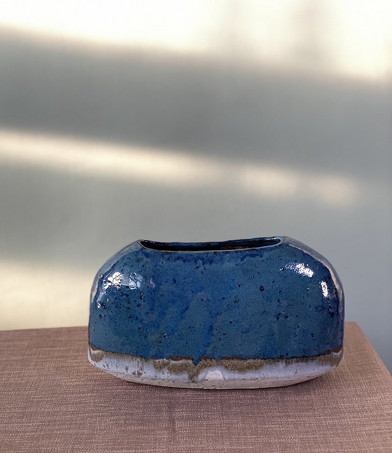 手でこねる陶器フラットフラワーベッセル - 花瓶・植木鉢 - 陶器 ブルー