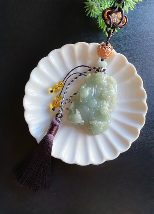 樂藏｜輕珠寶｜手作能量 天然緬甸玉油青翡翠 翹色巧雕 呱呱來財 招財進寶 包掛 禮