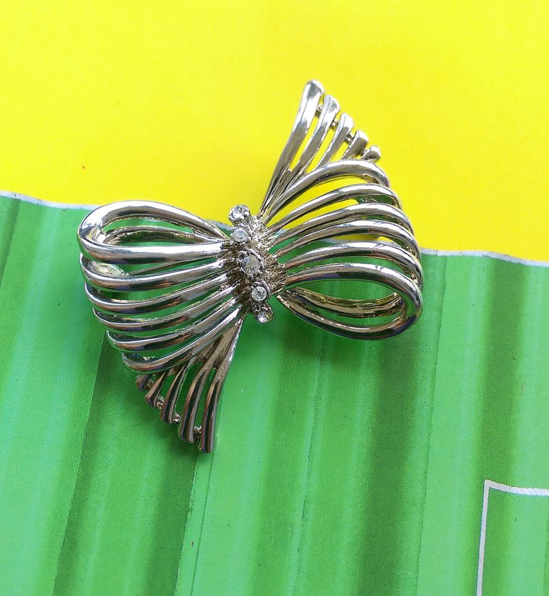 Vintage Jewelry 西洋古董飾品  銀色調 蝴蝶結 別針 - เข็มกลัด/พิน - โลหะ สีทอง