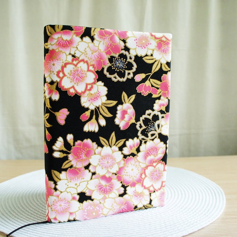 素敵な日本の布[ピンクの桜の両面生地の本の服25KログA5の手のアカウント]サイドEを固定することができます - ブックカバー - コットン・麻 ブラック