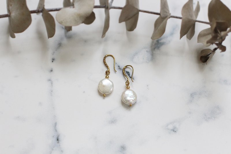 Simple oblate freshwater pearl earrings - Earrings & Clip-ons - Other Materials White