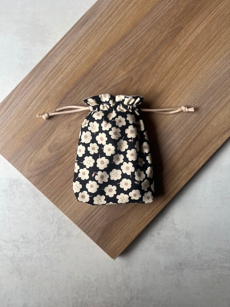 Drawstring bag丨Little flowers on black background - Drawstring Bags - Cotton & Hemp 