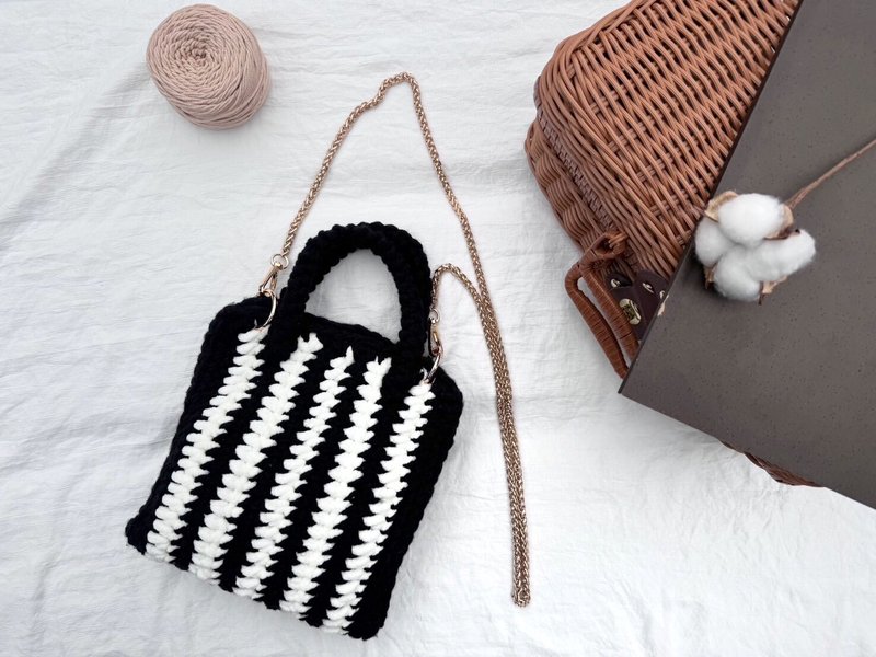 Crochet bag mobile phone bag shoulder side backpack handmade woven bag handbag - black and white straight bag - กระเป๋าถือ - ผ้าฝ้าย/ผ้าลินิน สีดำ