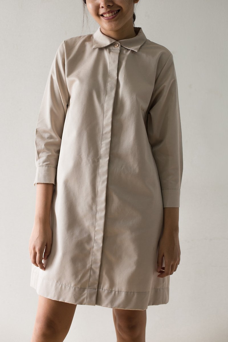 Mani Mina Beige Pleat Dress Shirt - ชุดเดรส - ผ้าฝ้าย/ผ้าลินิน ขาว