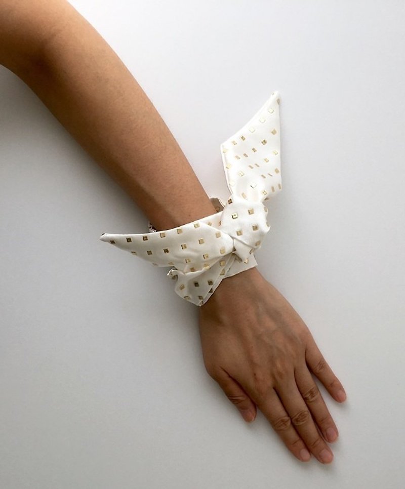 [Tsui Lee scarf (twilly)] nostalgia new White & Gold dot pattern - ผ้าพันคอ - เส้นใยสังเคราะห์ ขาว