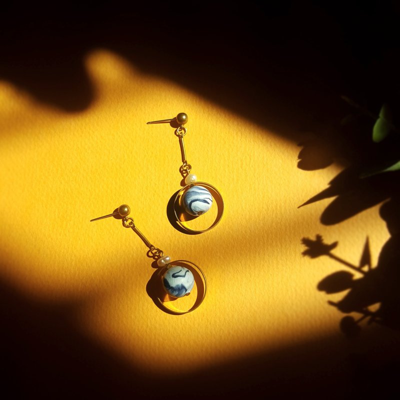 是妳的海系列 - 度假風 圓墜 深藍 大理石紋 耳環 (耳針/耳夾 ) - 耳環/耳夾/耳骨夾 - 銅/黃銅 藍色
