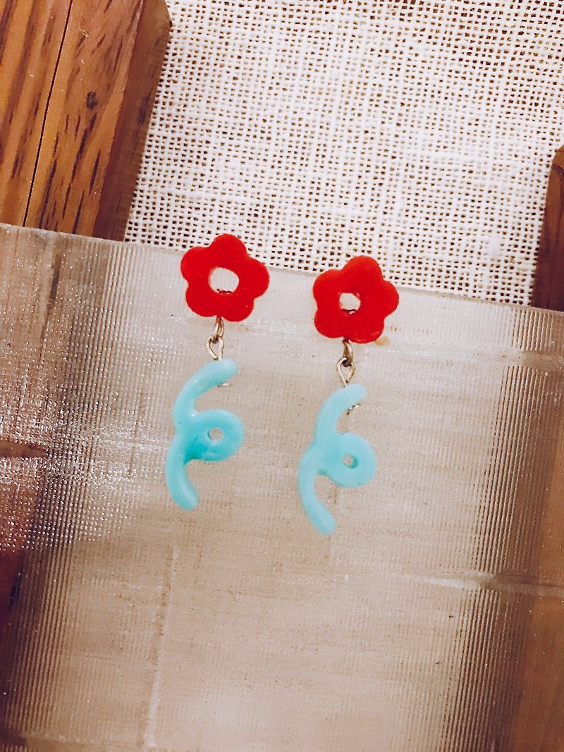 Showa Little Red Flower Stud Earrings - ต่างหู - เรซิน สีแดง