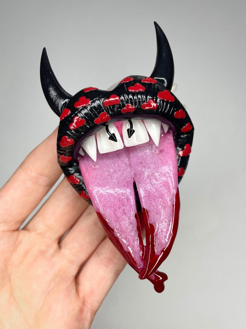 Brooch. Black lips with red clouds. - 胸針 - 黏土 