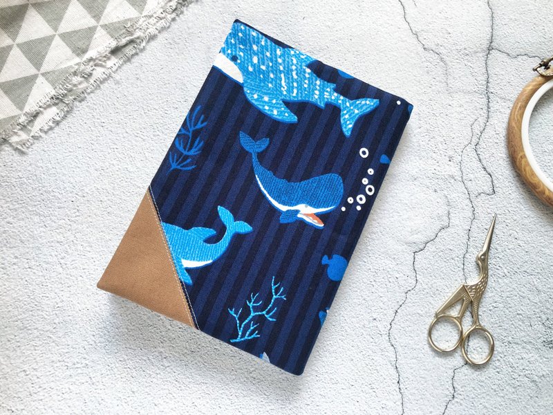 手作布書衣。可調式書衣。鯨鯊 - 書衣/書套 - 棉．麻 藍色