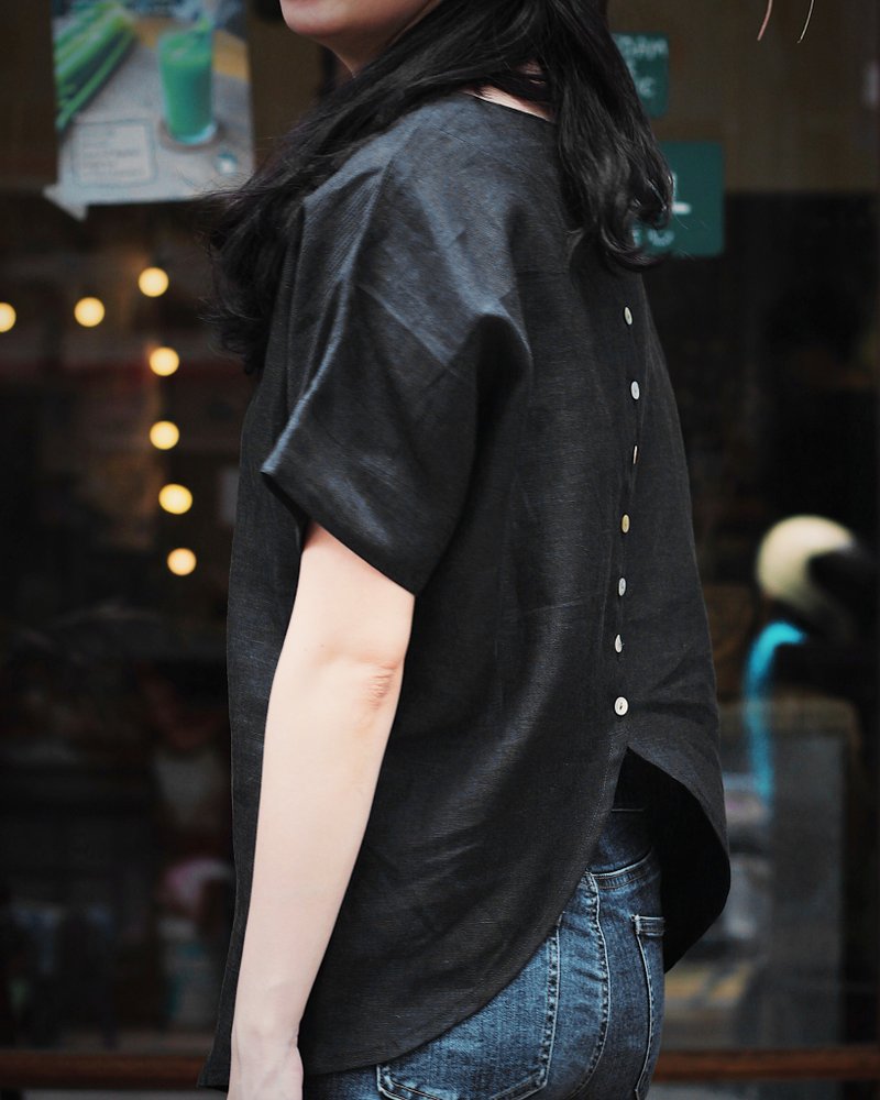 Mokk : Back-buttons Cotton Top in Black - 女上衣/長袖上衣 - 棉．麻 黑色