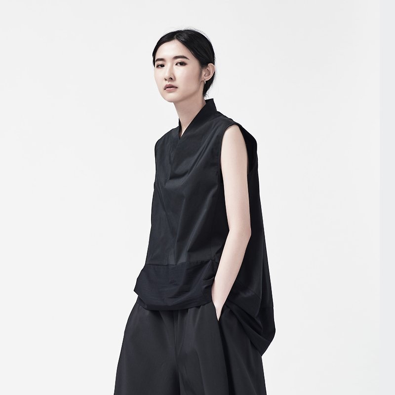 TRAN - Y geometric collar vest - เสื้อผู้หญิง - วัสดุอื่นๆ สีดำ