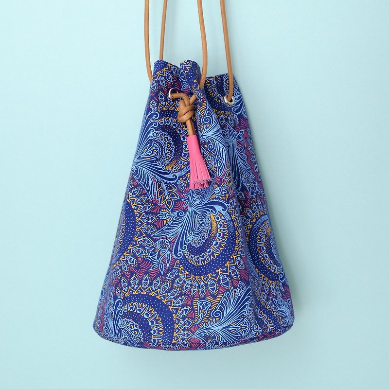 African shweshwe buscket bag - กระเป๋าถือ - ผ้าฝ้าย/ผ้าลินิน สีน้ำเงิน