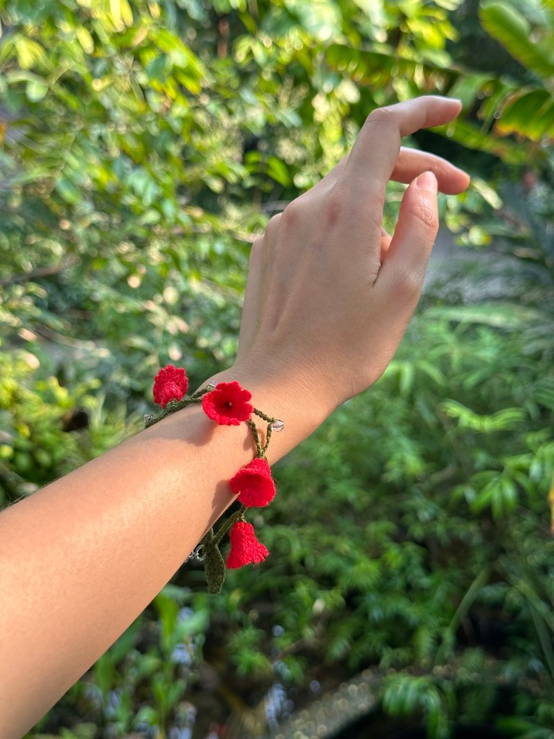 สร้อยข้อมือโครเชต Lily of the valley สีRED - สร้อยข้อมือ - งานปัก สีแดง