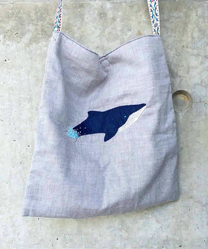 Jumping whale light gray embroidered cloth bag - กระเป๋าแมสเซนเจอร์ - ผ้าฝ้าย/ผ้าลินิน สีเทา