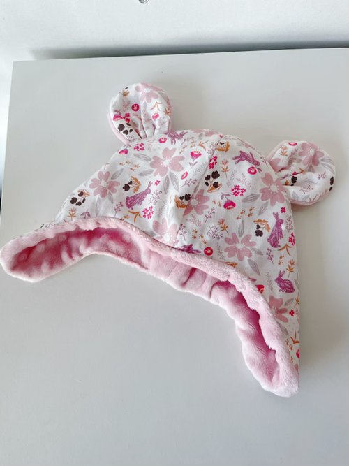 Lianne baby 梨安手工嬰兒禮物 彌月禮 新生兒見面禮 周歲禮 花間粉兔 手工寶寶保暖粉豆絨飛行帽 遮耳帽 嬰兒帽 嬰兒禮物