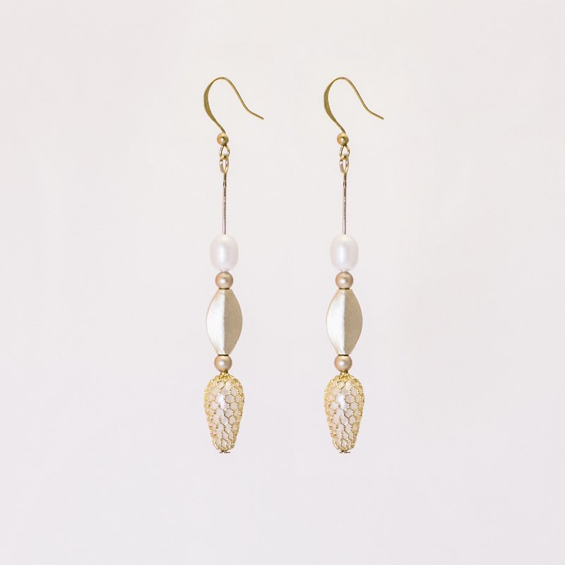 Torches pearl & brass earrings/clips - ต่างหู - โลหะ สีทอง