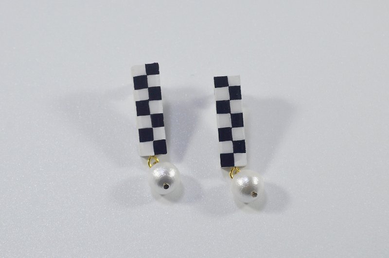 Black and white checkerboard vertical strip cotton pearl earrings hand-painted wooden - ต่างหู - ไม้ สีดำ