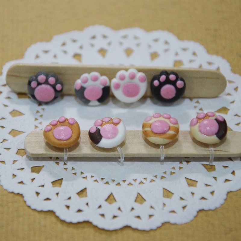 Cat's paw earring set (ear pin or clip type) - Earrings & Clip-ons - Clay Multicolor
