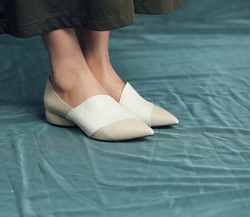 Oblique stitching arc pointed leather shoes apricot white - รองเท้าหนังผู้หญิง - หนังแท้ ขาว