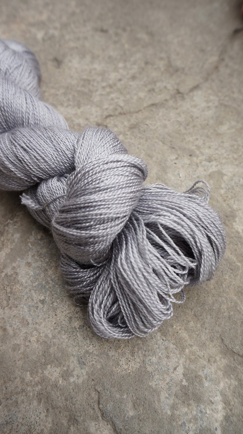 手染蕾絲線。銀灰 (美麗諾+真絲) - 編織/羊毛氈/布藝 - 絲．絹 