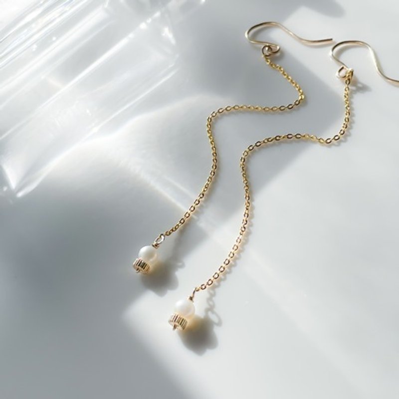 Canele bead and pearl long earrings 14kgf pearl earrings - Earrings & Clip-ons - Pearl White