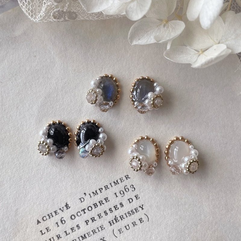 14kgf oval petite flower earrings with two types of natural stones and vintage pearls / pain-resistant brass ear clips / ear pins / ear loops - ต่างหู - เครื่องเพชรพลอย หลากหลายสี