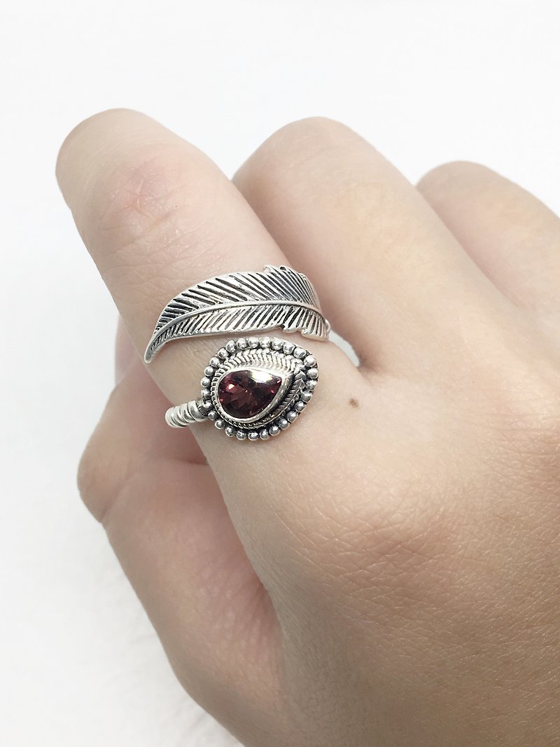 ネパール手作りの象眼細工の羽のデザインが作られたピンクトルマリン925純銀製のリング - リング - 宝石 レッド