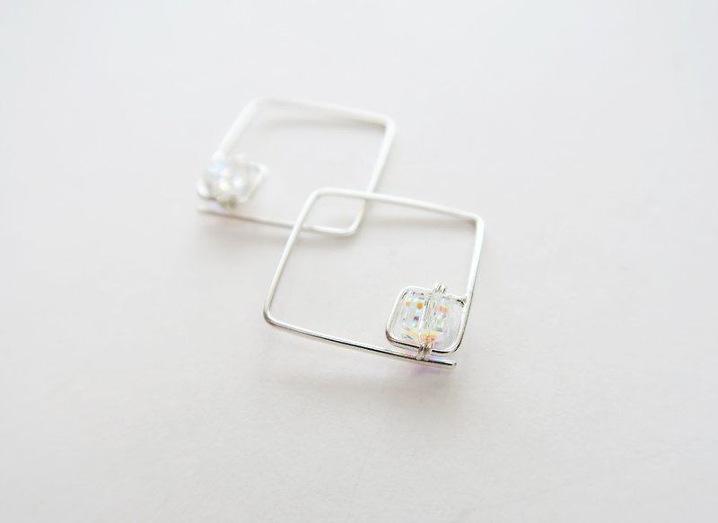 925 Silver Geometric Side Line Color Light Crystal Earrings Sold as a Pair - ต่างหู - เงินแท้ ขาว