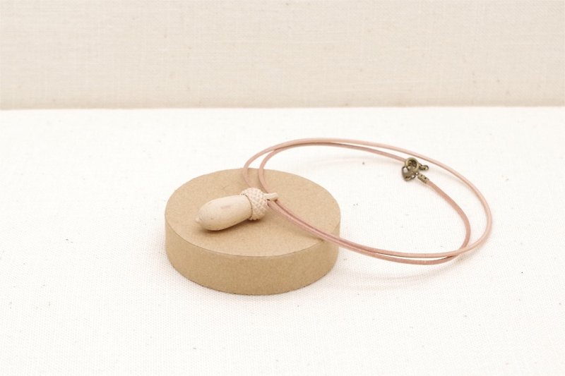 no.043 - Wood carving acorn pendant (B-13) - Necklaces - Wood White