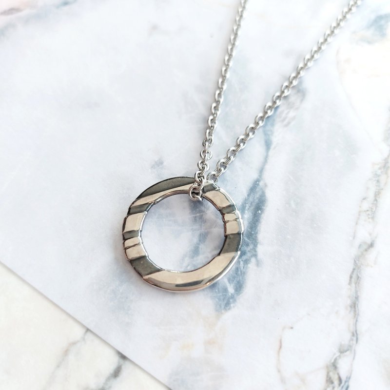 925純銀飾 幾何極簡雙面雙色線條圓墜 項鍊 - 項鍊 - 純銀 銀色