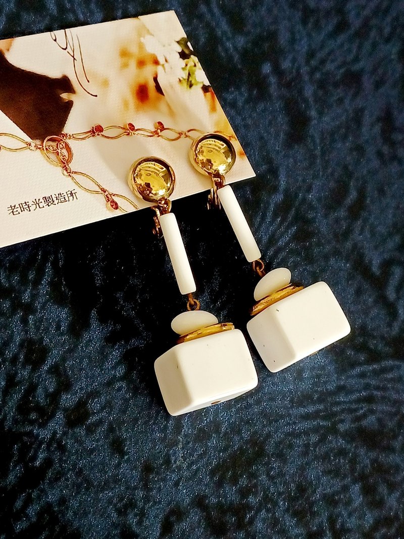 vintage jewelry Monet antique white pendant geometric clip-on earrings - ต่างหู - โลหะ 