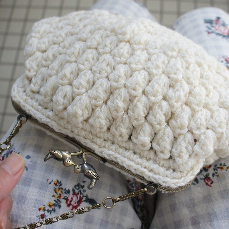 Ba-ba handmade　Popcorn crochet petit-bag No.C1039 - กระเป๋าถือ - วัสดุอื่นๆ ขาว