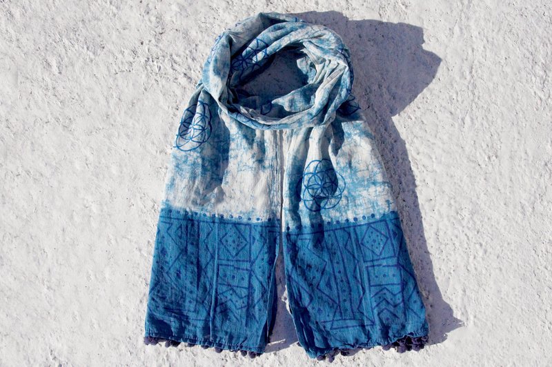 A limited edition of hand-woven pure cotton scarf / indigo blue dye scarves vegetable dyes / vegetation dyeing cotton scarf - gradient blue wool ball tassels totem - ผ้าพันคอ - ผ้าฝ้าย/ผ้าลินิน สีน้ำเงิน