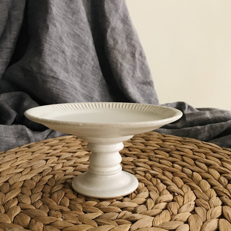 Déjà vu Ceramics 白色陶瓷刻花高腳盤 - 擺飾/家飾品 - 陶 白色
