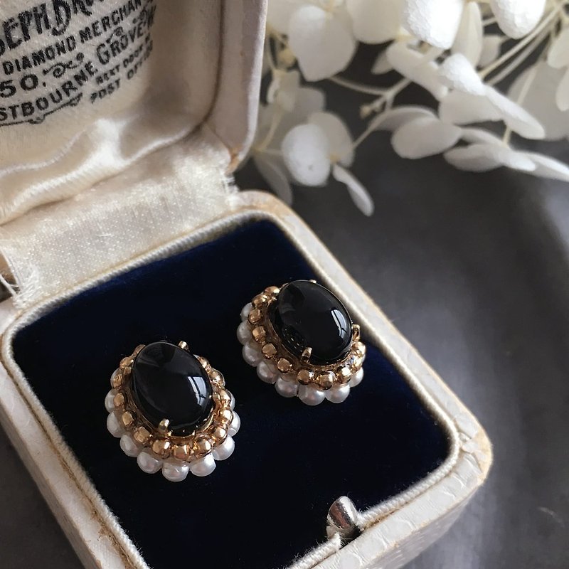 Onyx and Vintage Pearl Oval 14kgf Clip-On OR Brass Pain-Resistant Earrings - Earrings & Clip-ons - Gemstone Black