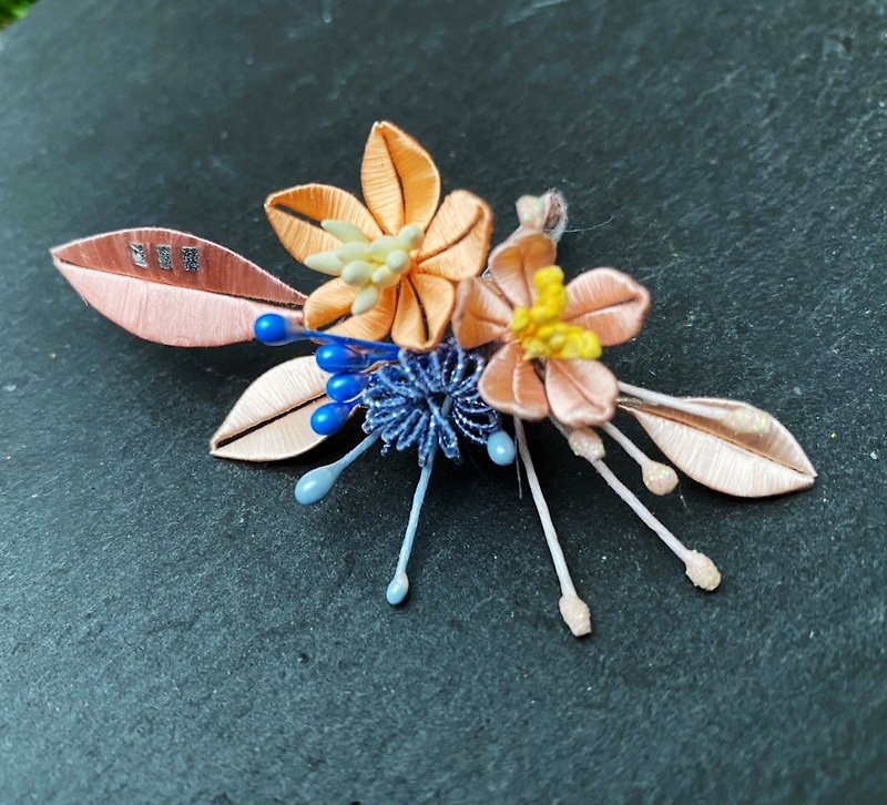 Wing Art Wrapping Blessing Decoration-Wrapping Flowers-Double Flower Consummation (pins, brooches, hair clips, hair plugs) - เข็มกลัด - ผ้าไหม สึชมพู