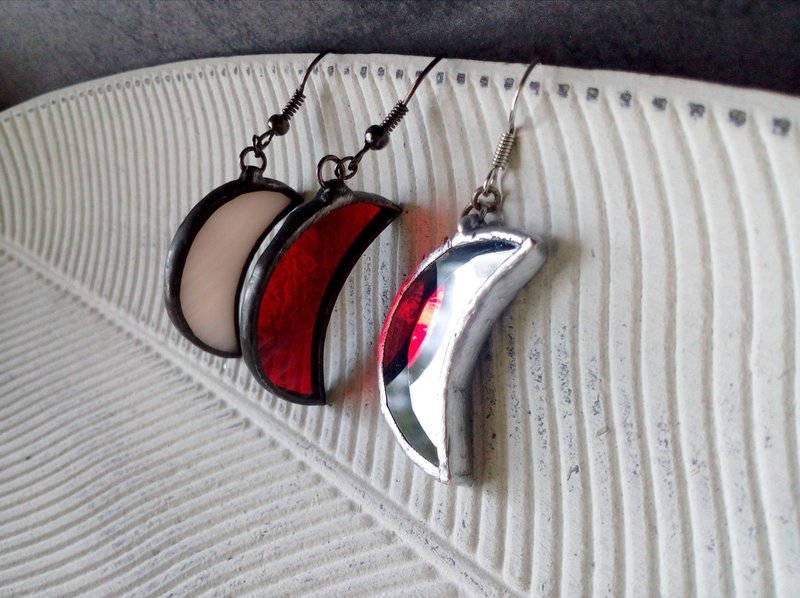 Glass crescent earrings. Witchy goth aesthetic. Tin soldered moon earrings. - 耳環/耳夾/耳骨夾 - 玻璃 紅色