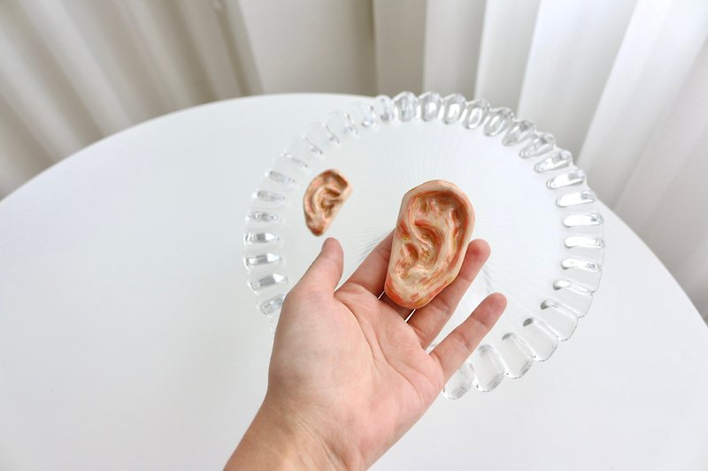Ceramic Brooch Magnet Ear - 胸針/心口針 - 陶 粉紅色